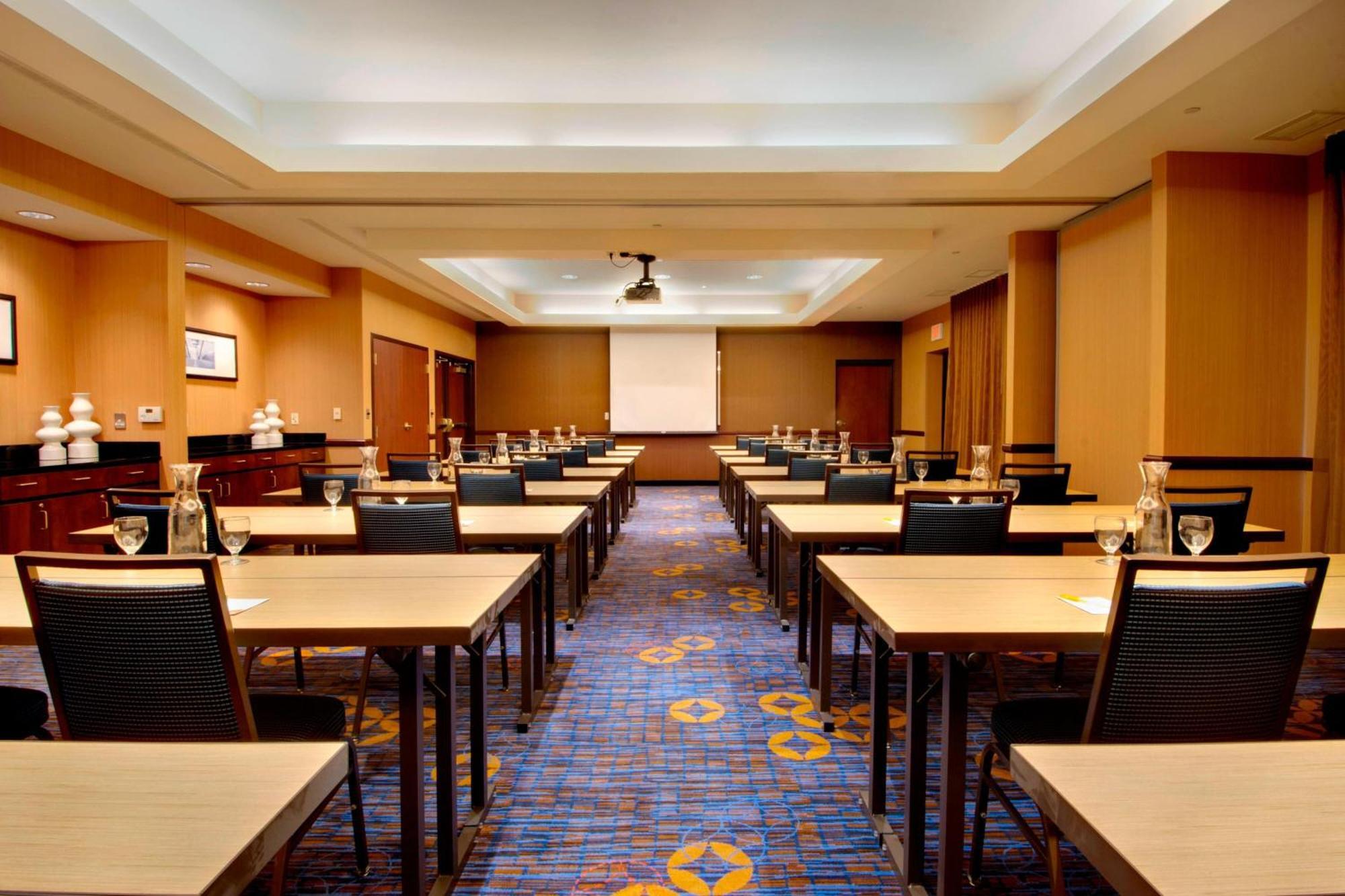 Courtyard By Marriott Madison East Hotel Ngoại thất bức ảnh
