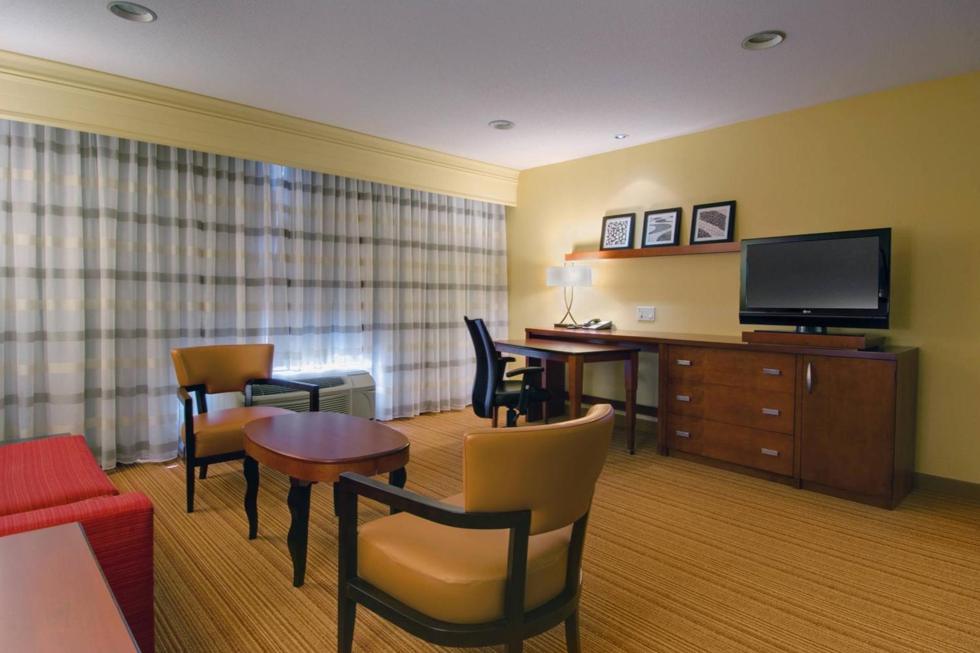 Courtyard By Marriott Madison East Hotel Ngoại thất bức ảnh