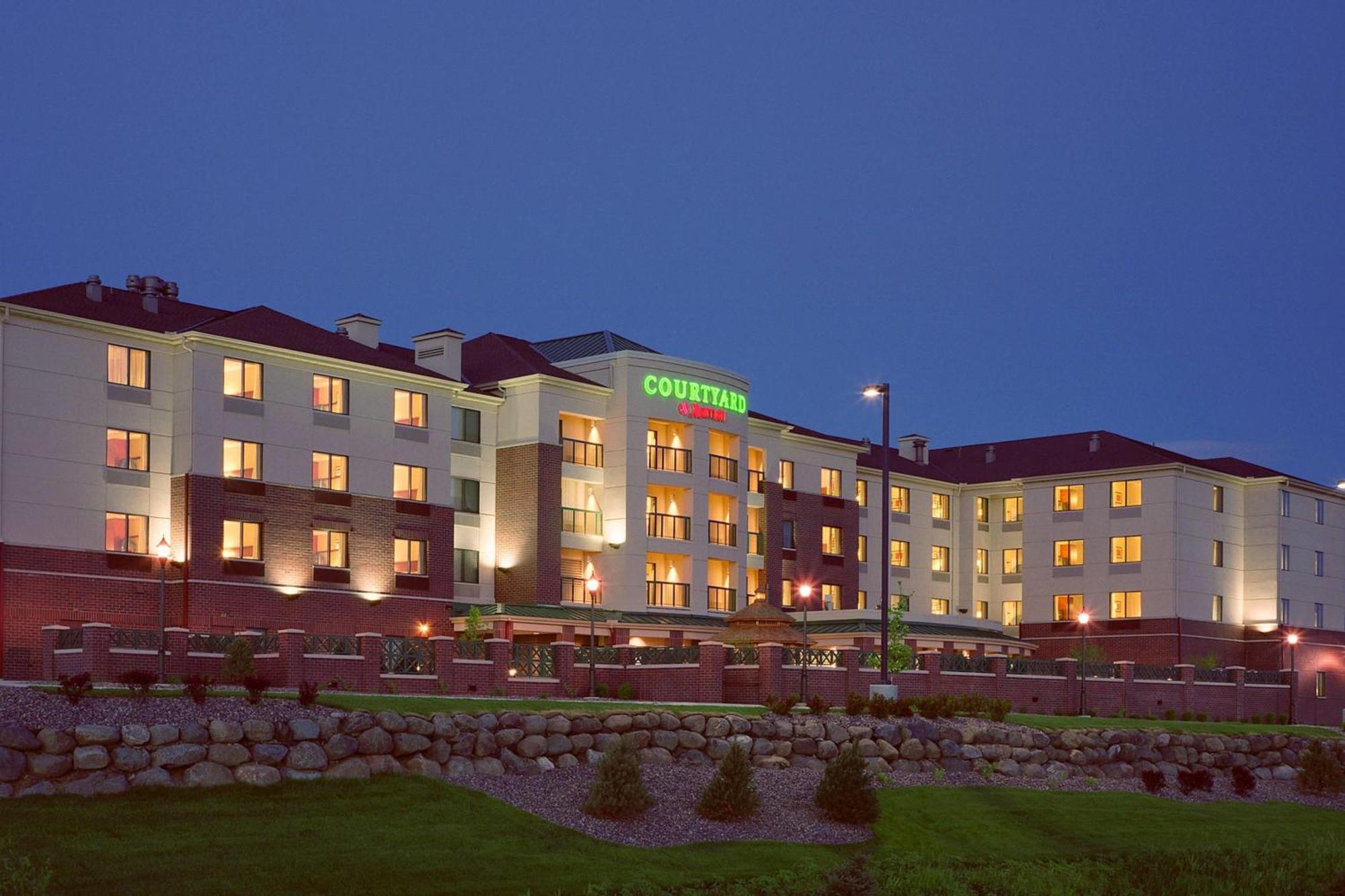 Courtyard By Marriott Madison East Hotel Ngoại thất bức ảnh