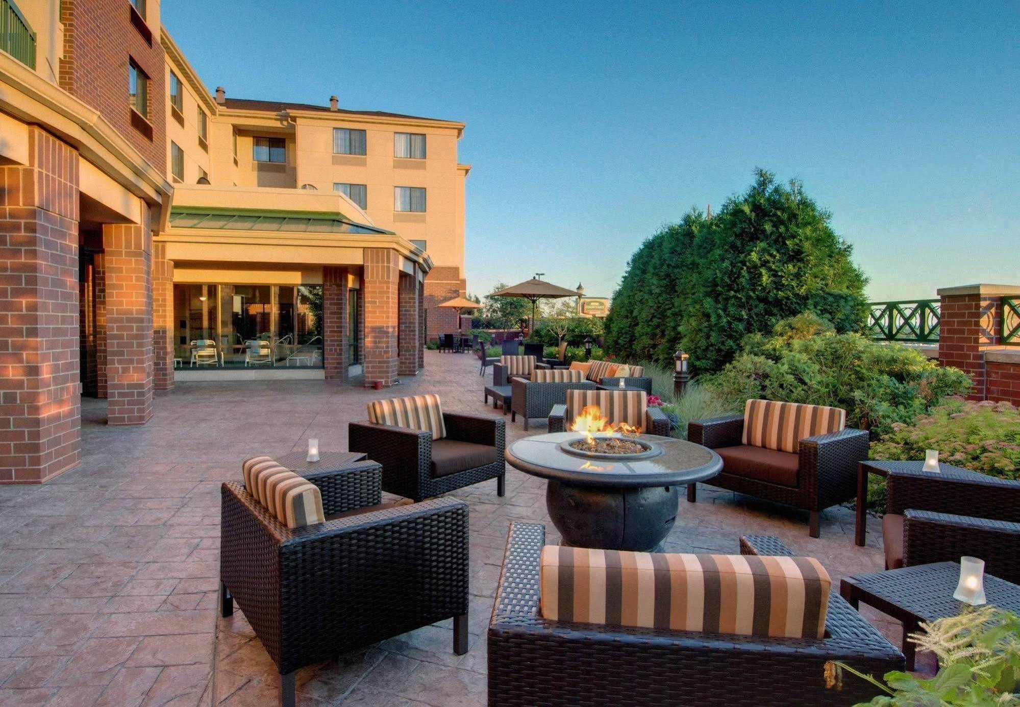 Courtyard By Marriott Madison East Hotel Ngoại thất bức ảnh