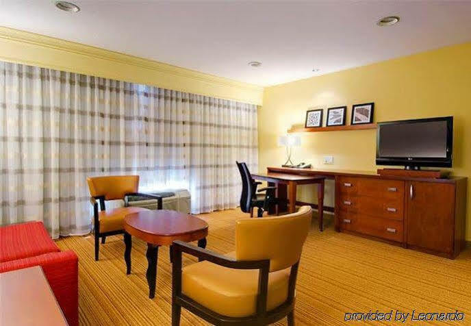 Courtyard By Marriott Madison East Hotel Ngoại thất bức ảnh
